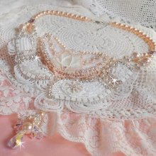 Plastron-Halskette Bouquet d'un Jour bestickt mit Perlmuttblumen, Kristallen, filigranen runden Perlen, Silber 925/1000 und hochwertigen Rocailles 